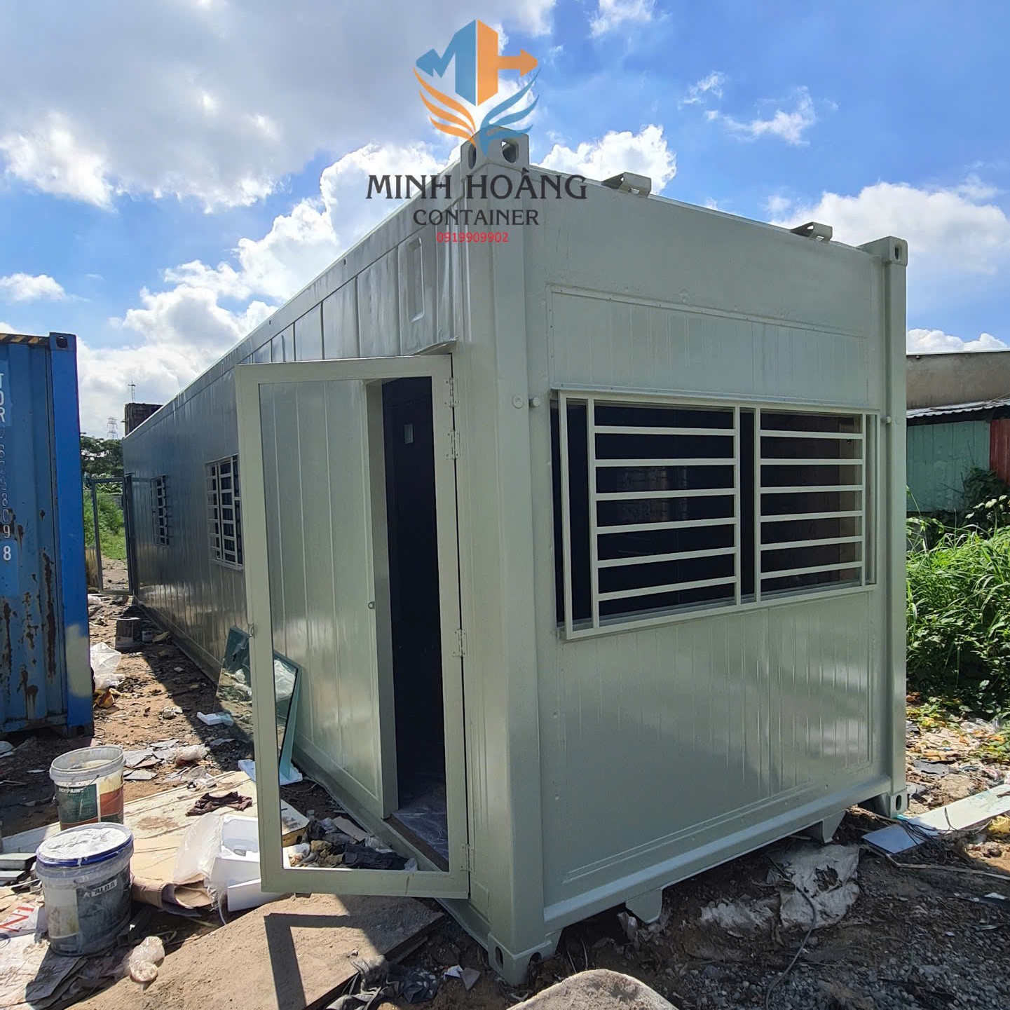 Nhà container 40 feet màu xanh nhạt cửa kính, đầy đủ công năng làm từ vỏ cont lạnh + máy lạnh option chia 2 phòng